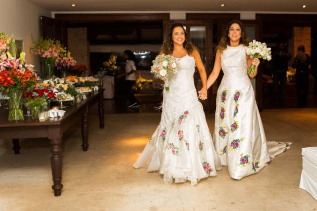Daniela e Manu se casaram em 2013, na Bahia. A cerimônia foi discreta e florida e os vestidos foram assinados <span>pelo artista plástico Iuri Sarmento.</span> Daniela e Manu se casaram em 2013, na Bahia. A cerimônia foi discreta e florida e os vestidos foram assinados <span>pelo artista plástico Iuri Sarmento.</span>