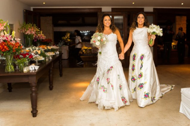 Daniela e Manu se casaram em 2013, na Bahia. A cerimônia foi discreta e florida e os vestidos foram assinados <span>pelo artista plástico Iuri Sarmento.</span>