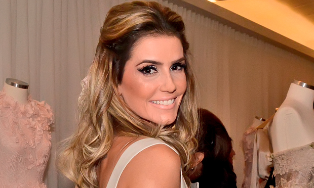 Deborah Secco está solteira e pede ajuda a Santo Antônio!