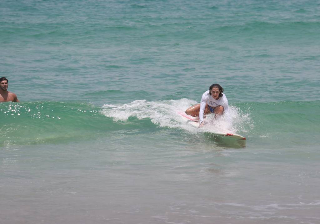 Deborah Secco aprende a surfar com o marido Hugo Moura