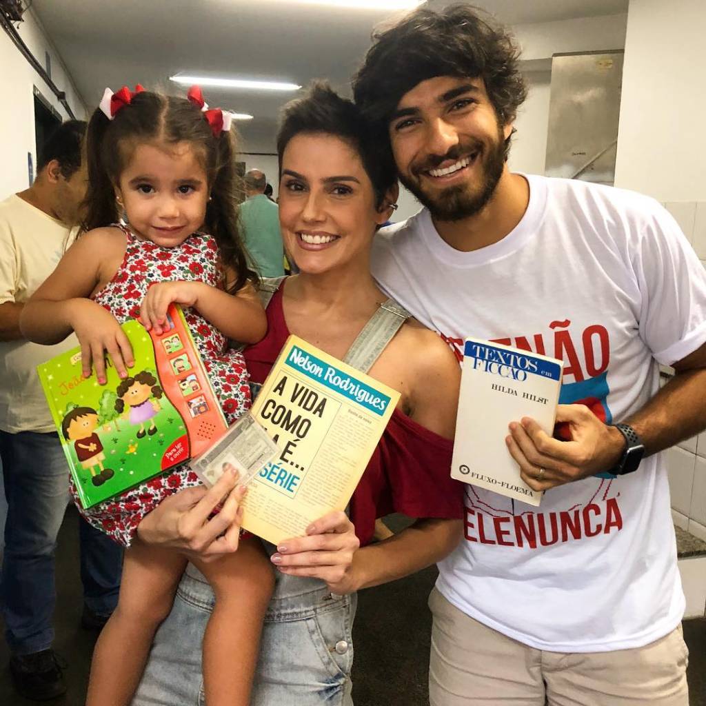 No dia da eleição, famosos levam livros para as urnas contra Bolsonaro