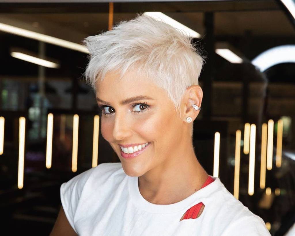 Deborah Secco passou a tesoura e se rendeu ao blunt cut