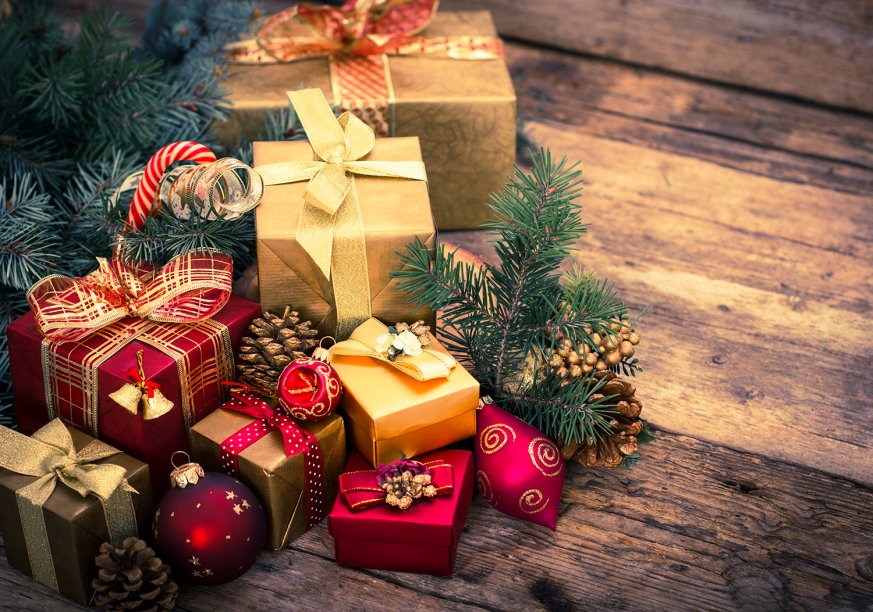 <b>PRESENTES AO PÉ DA ÁRVORE - </b><span style="font-weight: 400;">Pilhas de caixas de presente em frente à árvore de Natal também podem ser muito bonitas para a decoração. E não precisam ser presentes de verdade. “Pode ser, por exemplo, com caixas de sapatos vazias, livros, outras caixas de tamanhos variados, embrulhadas. O papel de presente branco aliado a diferentes tipos de laços, como se fossem presentes em embalagens tradicionais, fica elegante”, sugere Wittmann.</span>
