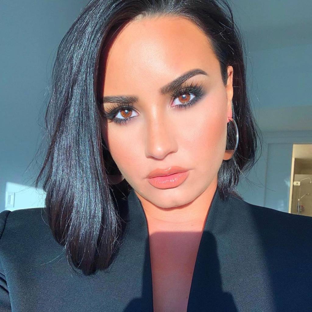 Belíssima, Demi Lovato pintou o cabelo em um tom perfeito de magenta