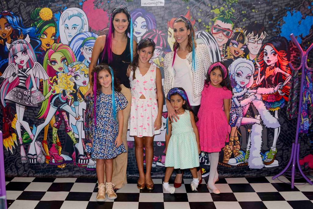 Leo Franco / AgNews Vera Viel com as filhas Helena e Maria e a atriz Tania Khalill com Isabela e Laura