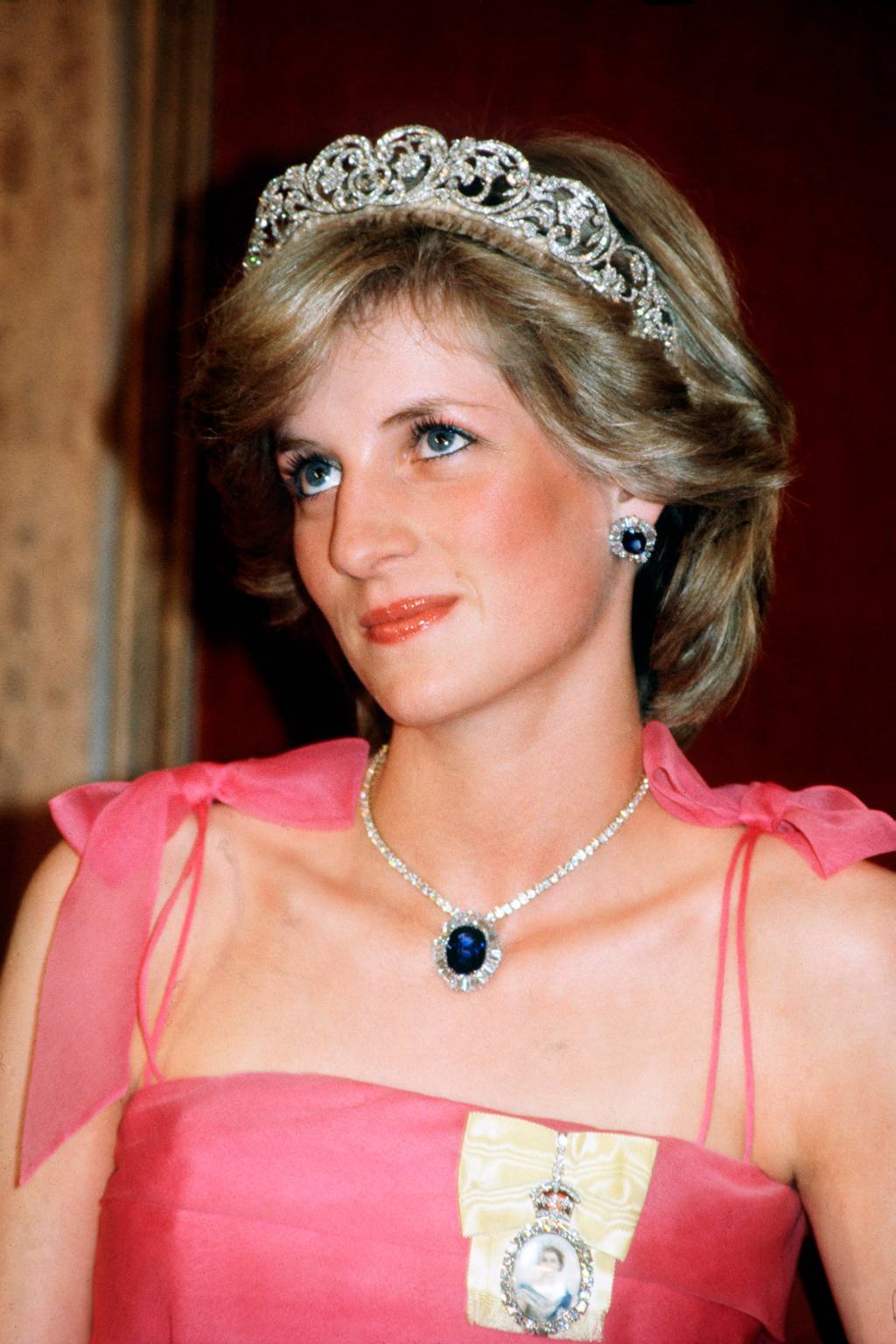 Princesa Diana em Brisbane usando a ordem da familia real BRISBANE, AUSTRALIA - APRIL 11: Diana, Princess Of Wales Attending A Reception At The Crest International Hotel, Brisbane, Australia Wearing The Spencer Tiara, The Royal Family Order Of The Queen And The Saudi Arabia Sapphire And Diamond Necklace And Earrings. (Photo by Tim Graham/Getty Images)