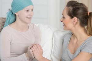 Dicas para ajudar a amiga em tratamento contra câncer de mama