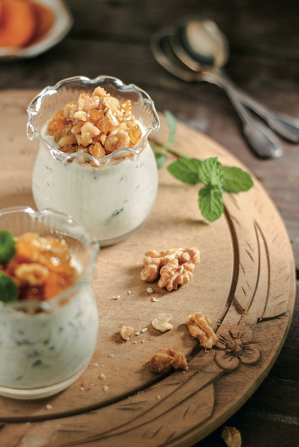 Copinho de doce de nozes e damasco com creme de gengibre Copinho de doce de nozes e damasco com creme de gengibre