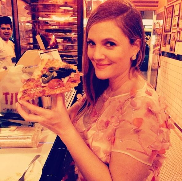 Quem nunca ficou tão feliz com uma pizza que resolveu tirar uma foto com ela? Quem nunca ficou tão feliz com uma pizza que resolveu tirar uma foto com ela?