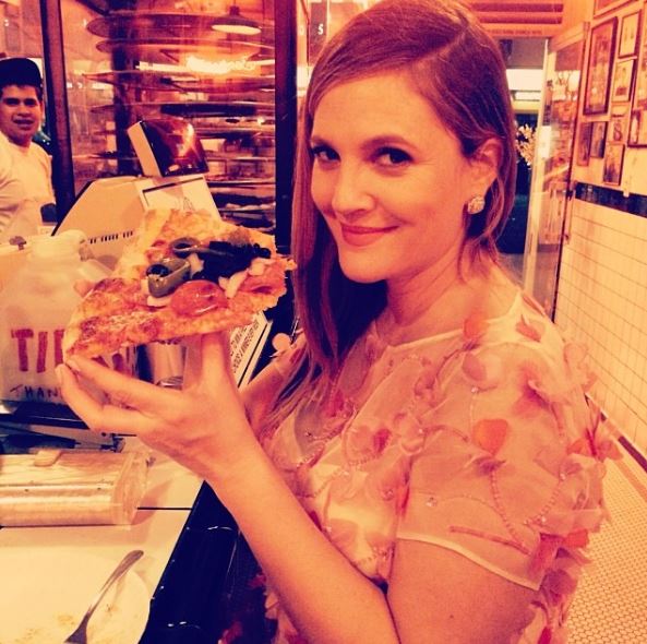 Quem nunca ficou tão feliz com uma pizza que resolveu tirar uma foto com ela?