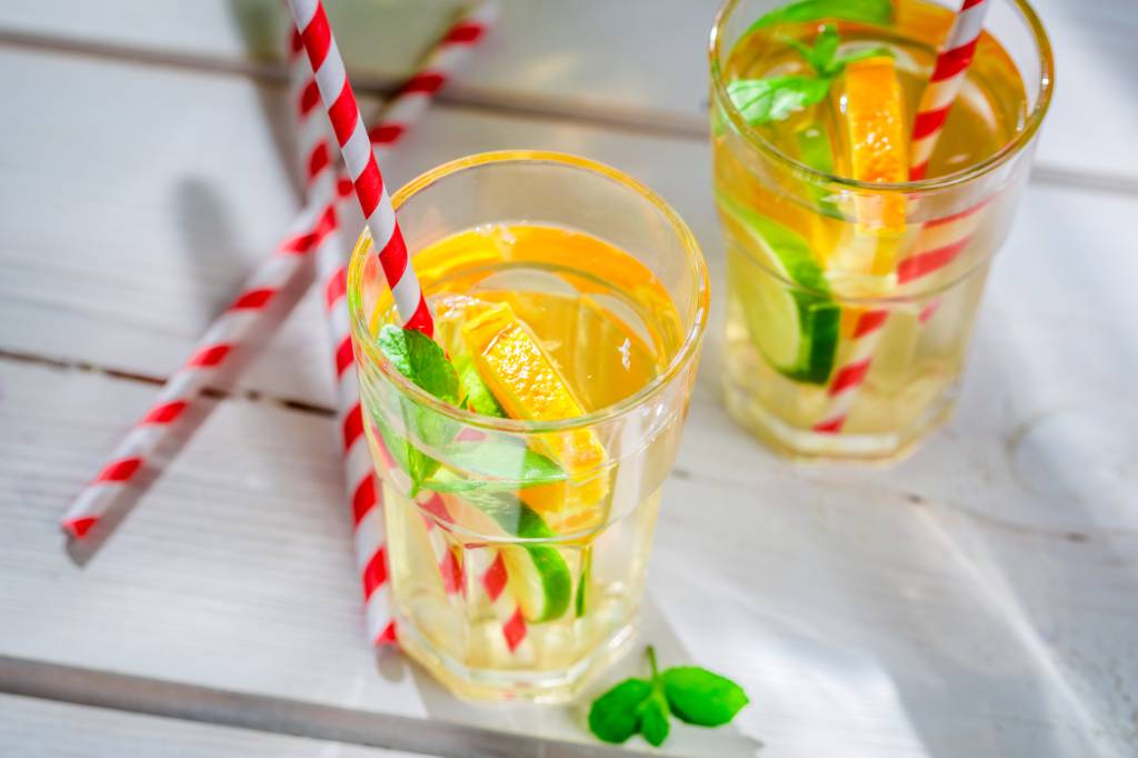 drink-de-tangerina Healthy lemonade with fruits with in sunny day