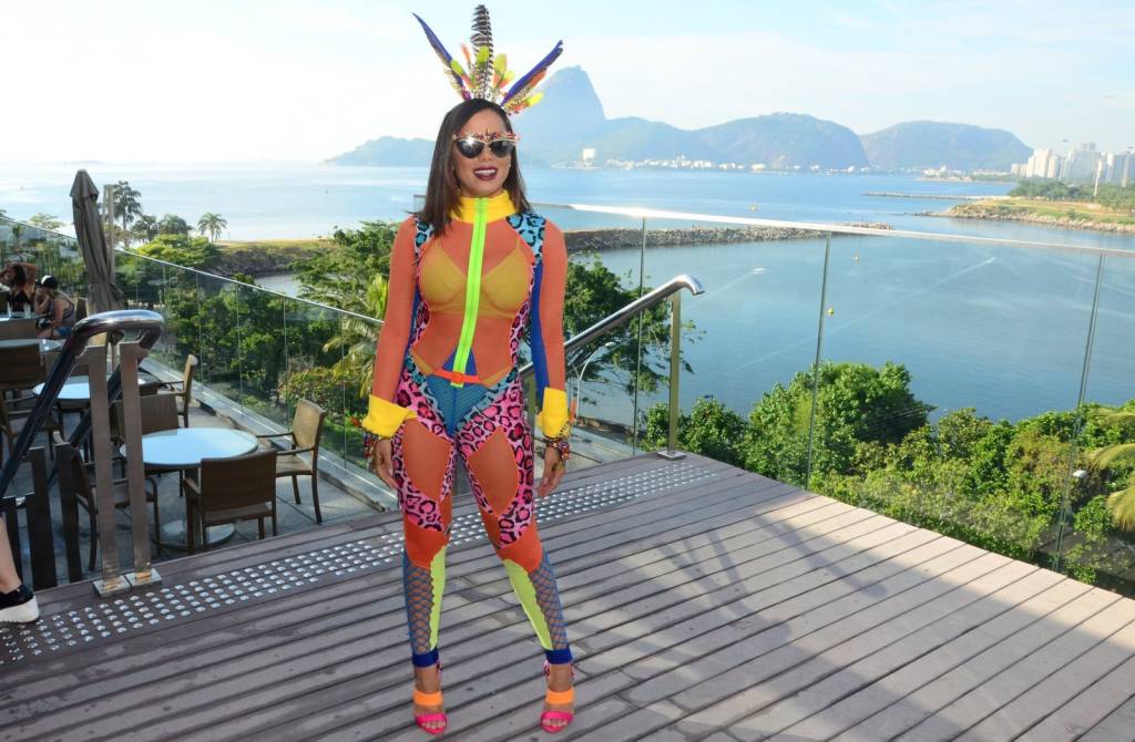 Os looks de Anitta e mais famosas no Bloco das Poderosas no Rio