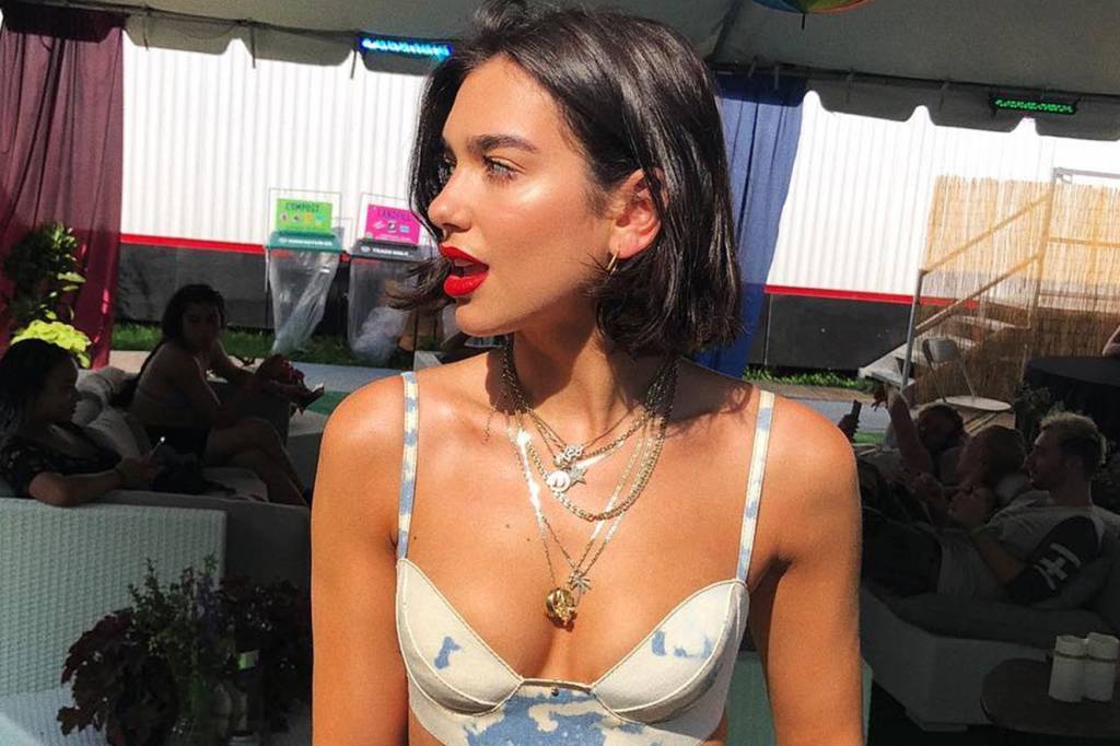 Dua Lipa decidiu passar o aniversário de 23 anos dela com o CABELO VERDE