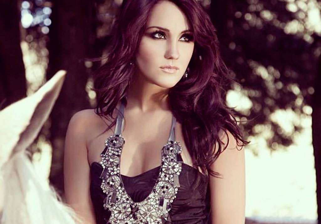 Dulce Maria revela ter sofrido muito com o fim do namoro com Alfonso Herrera