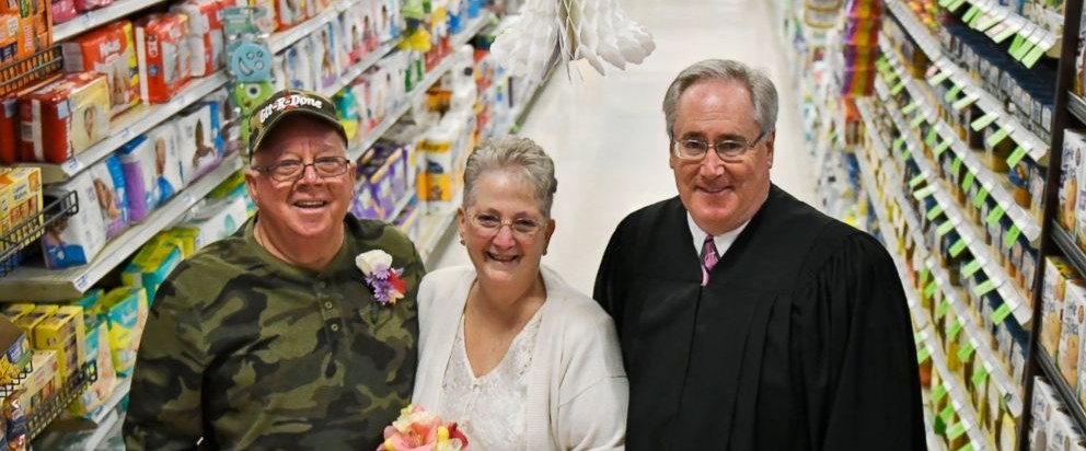 Casal faz festa em supermercado para comemorar aniversário de casamento