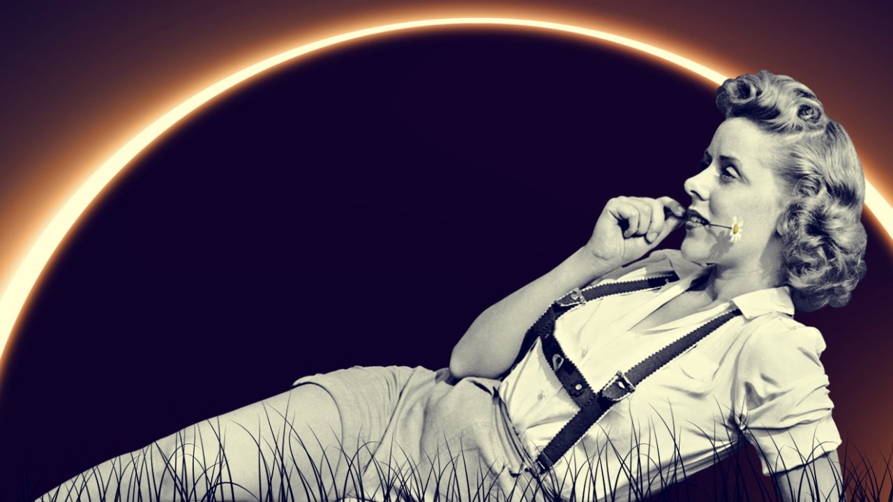 Colagem de uma mulher deitada apoiada no cotovelo com uma flor na boca e o eclipse lunar de fundo
