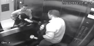 Marido agredindo mulher dentro do elevado Marido agredindo mulher dentro do elevado