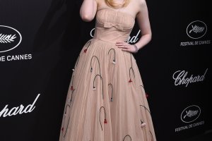 ELle Fanning Vestido Prada Desmaia em Cannes