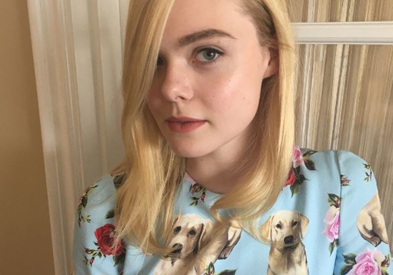 Elle Fanning arrasa de vestido com estampa de cachorrinhos