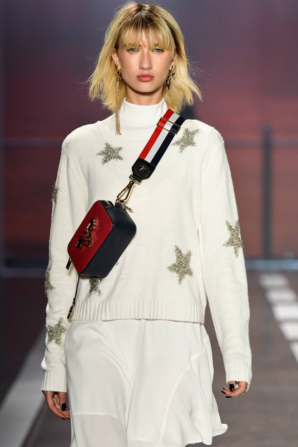 Tricô + bolsa a tiracolo: o combo quente do momento