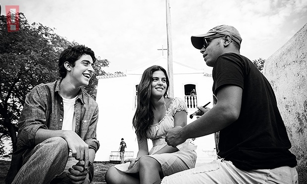 Sob forte calor, Bruna Marquezine e parte do elenco de "Em Família" gravam no interior de Goiás Sob forte calor, Bruna Marquezine e parte do elenco de "Em Família" gravam no interior de Goiás
