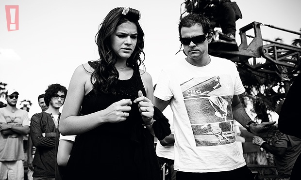 Sob forte calor, Bruna Marquezine e parte do elenco de "Em Família" gravam no interior de Goiás Sob forte calor, Bruna Marquezine e parte do elenco de "Em Família" gravam no interior de Goiás