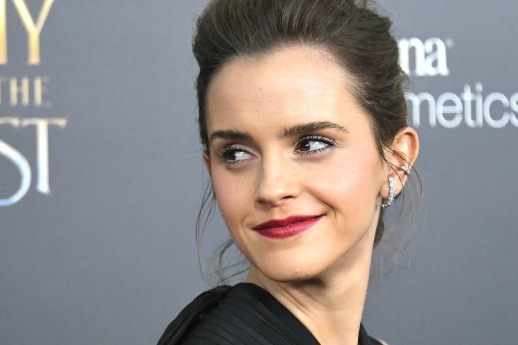 O cabelo novo da Emma Watson fez a gente querer cortar a franja