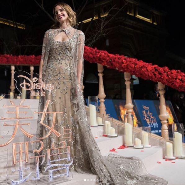 Vestido ombro a ombro <strong>Emilia Wickstead</strong> e beleza delicada para a première londrina. Vestido ombro a ombro <strong>Emilia Wickstead</strong> e beleza delicada para a première londrina.