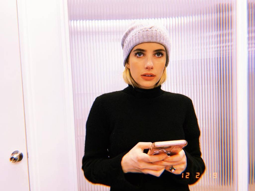 Emma Roberts pintou os cabelos de castanho e ficou chiquérrima