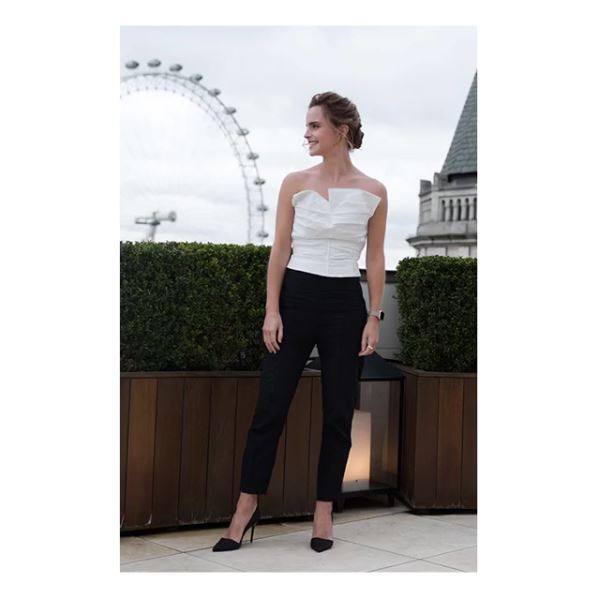 Vestido e jaqueta <strong>Stella McCartney</strong> e botas <strong>Good Guys Don't Wear Leather</strong> para a chegada em Londres. Vestido e jaqueta <strong>Stella McCartney</strong> e botas <strong>Good Guys Don't Wear Leather</strong> para a chegada em Londres.