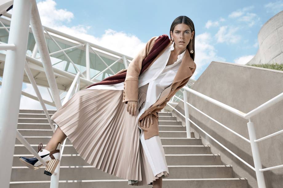 Casaco de lã, Iódice, R$ 2 278, tel. (11) 3063 1988. Camisa de tricoline, Ratier, R$ 1 180, tel. (11)3750 4400. Saia de couro, Cris Capoani, R$ 810, tel. (51) 3374 3228. Echarpe de lã, R$ 8 900, e botas de couro, R$ 6 200, Dior, tel. (11) 3750 4400. Casaco de lã, Iódice, R$ 2 278, tel. (11) 3063 1988. Camisa de tricoline, Ratier, R$ 1 180, tel. (11)3750 4400. Saia de couro, Cris Capoani, R$ 810, tel. (51) 3374 3228. Echarpe de lã, R$ 8 900, e botas de couro, R$ 6 200, Dior, tel. (11) 3750 4400.