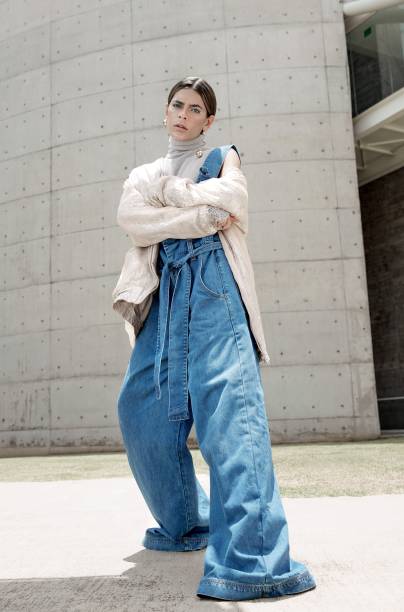 Top de tricô, Modem, R$ 575, tel. (11) 3812 9242. Jardineira jeans, Coca-Cola Jeans, R$ 700, tel. (47) 3247 3000. Jaqueta de paetês e organza, Melissa, R$ 1 500, melissa.com.br. Top de tricô, Modem, R$ 575, tel. (11) 3812 9242. Jardineira jeans, Coca-Cola Jeans, R$ 700, tel. (47) 3247 3000. Jaqueta de paetês e organza, Melissa, R$ 1 500, melissa.com.br.