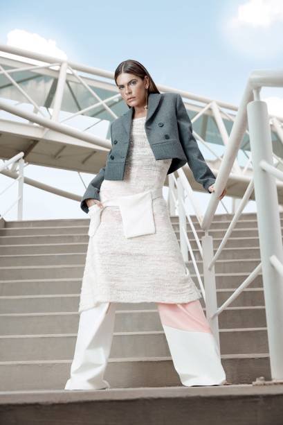 Casaco de lã, Givenchy, R$ 13 290, NK Store, tel. (11) 3897 2600. Vestido de tricô, R$ 1 250, e pochete de tricô, R$ 180, Juliana Gevaerd, julianagevaerd.com.br. Calça de sarja, João Pimenta, R$ 450, tel. (11) 3034 2415. Casaco de lã, Givenchy, R$ 13 290, NK Store, tel. (11) 3897 2600. Vestido de tricô, R$ 1 250, e pochete de tricô, R$ 180, Juliana Gevaerd, julianagevaerd.com.br. Calça de sarja, João Pimenta, R$ 450, tel. (11) 3034 2415.