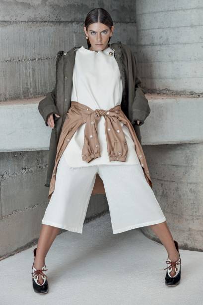 Parka de sarja, Animale, R$ 1 598, animale.com.br. Camiseta de linho, Infini, R$ 220, tel. (11) 2694 4665. Camisa de cetim, Iódice, R$ 489, tel. (11) 3063 1988. Bermuda de linho, Heloisa Faria, R$ 405, tel. (11) 3081 7733. Botas de couro, Dior, R$ 6 200, tel. (11) 3750 4400. Parka de sarja, Animale, R$ 1 598, animale.com.br. Camiseta de linho, Infini, R$ 220, tel. (11) 2694 4665. Camisa de cetim, Iódice, R$ 489, tel. (11) 3063 1988. Bermuda de linho, Heloisa Faria, R$ 405, tel. (11) 3081 7733. Botas de couro, Dior, R$ 6 200, tel. (11) 3750 4400.