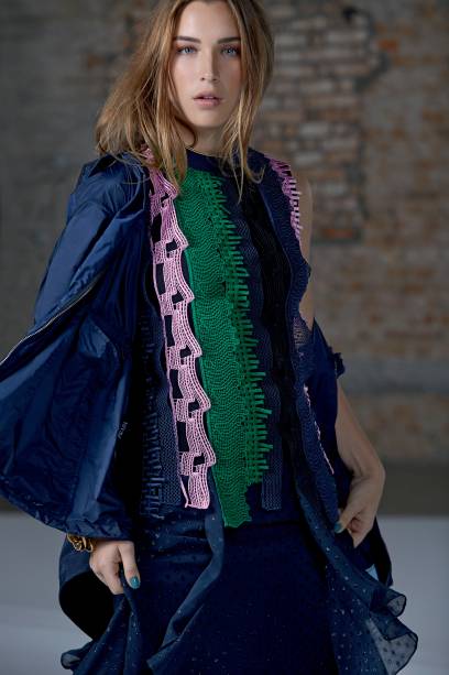 Top de algodão e seda, Versace, R$ 6 400, tel. (11) 3812 9161. Saia de poliamida, Emannuelle Junqueira, R$ 1 200, tel. (11) 3062 4112. Parka de náilon, R$ 3 010, e bracelete de metal (usado em quase todas as fotos), R$ 2 950, Prada, tel. (11) 3078 8326. Gargantilha de ouro e diamante, Antonio Bernardo, R$ 29 980, tel. (11) 3085 5622. Top de algodão e seda, Versace, R$ 6 400, tel. (11) 3812 9161. Saia de poliamida, Emannuelle Junqueira, R$ 1 200, tel. (11) 3062 4112. Parka de náilon, R$ 3 010, e bracelete de metal (usado em quase todas as fotos), R$ 2 950, Prada, tel. (11) 3078 8326. Gargantilha de ouro e diamante, Antonio Bernardo, R$ 29 980, tel. (11) 3085 5622.