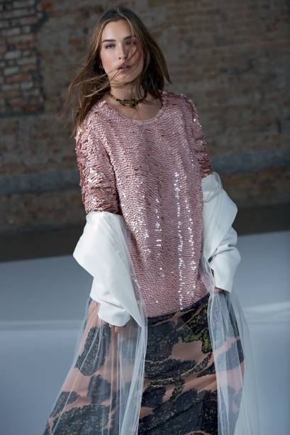 Blusa de paetês, Emilio Pucci, R$ 13 980, tel. (11) 3552 2050. Vestido de seda, Animale, R$ 2 998, tel. (11) 3868 3390. Jaqueta de crepe e tule, NK Store, R$ 2 990, tel. (11) 3897 2600. Choker de acrílico, Prada, R$ 3 100, tel. (11) 3078 8326. Blusa de paetês, Emilio Pucci, R$ 13 980, tel. (11) 3552 2050. Vestido de seda, Animale, R$ 2 998, tel. (11) 3868 3390. Jaqueta de crepe e tule, NK Store, R$ 2 990, tel. (11) 3897 2600. Choker de acrílico, Prada, R$ 3 100, tel. (11) 3078 8326.