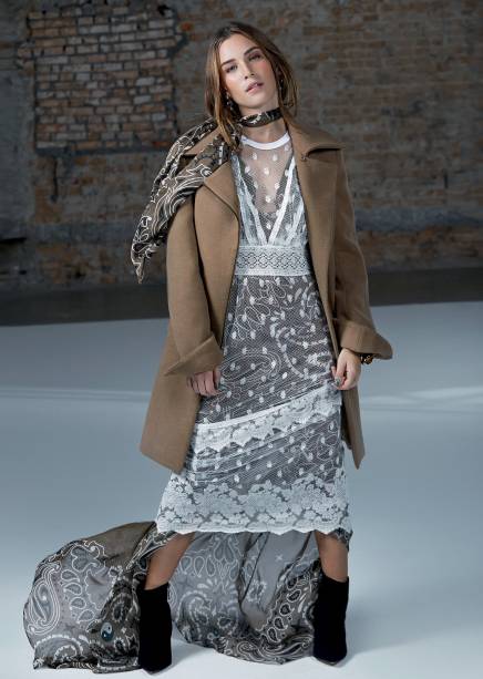 Casaco de lã, Iódice, R$ 2 348, tel. (11) 3085 9310. Vestidos de renda, Burberry, R$ 9 495, tel. (11) 3152 6555, e de algodão, Triya, R$ 2 316, tel. (11) 3032 7133. Brincos de metal (usados em quase todas as fotos), Prada, R$ 1 120, tel. (11) 3078 8326. Botas de couro, Corello, R$ 330, shop.corello.com.br. Casaco de lã, Iódice, R$ 2 348, tel. (11) 3085 9310. Vestidos de renda, Burberry, R$ 9 495, tel. (11) 3152 6555, e de algodão, Triya, R$ 2 316, tel. (11) 3032 7133. Brincos de metal (usados em quase todas as fotos), Prada, R$ 1 120, tel. (11) 3078 8326. Botas de couro, Corello, R$ 330, shop.corello.com.br.