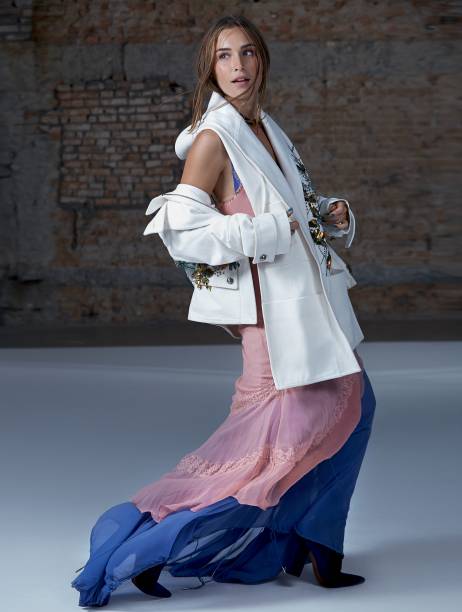 Casaco de sarja, Printing, R$ 3 197, tel. (11) 3578 3045. Vestidos de seda rosa, Mixed, R$ 1 580, tel (11) 3957 9275, e azul, Osklen, R$ 2 497, tel. (11) 3083 7977. Botas de veludo, Santa Lolla, R$ 410, tel. (11) 5536 3474. Casaco de sarja, Printing, R$ 3 197, tel. (11) 3578 3045. Vestidos de seda rosa, Mixed, R$ 1 580, tel (11) 3957 9275, e azul, Osklen, R$ 2 497, tel. (11) 3083 7977. Botas de veludo, Santa Lolla, R$ 410, tel. (11) 5536 3474.