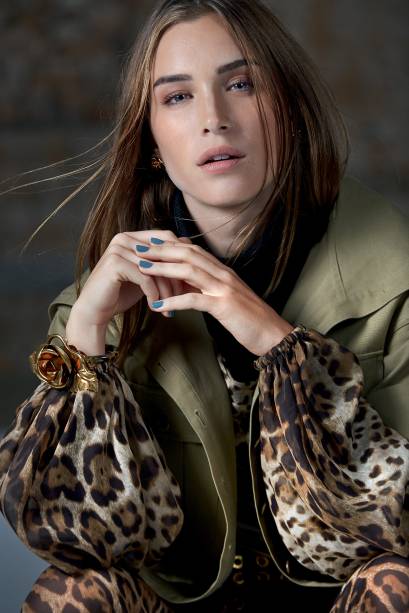 Vestido de seda, Dolce & Gabbana, R$ 23 500, tel. (11) 3152 6230. Parka de sarja, Ralph Lauren, R$ 8 490, tel. (11) 3198 9470. Vestido de seda, Dolce & Gabbana, R$ 23 500, tel. (11) 3152 6230. Parka de sarja, Ralph Lauren, R$ 8 490, tel. (11) 3198 9470.