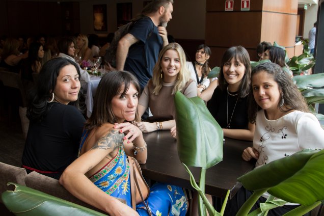 Elisa Duarte, Paloma Vergeiro, Débora Sene, Gabriela Magalhães e Carol Bertelli, do time da ESTILO