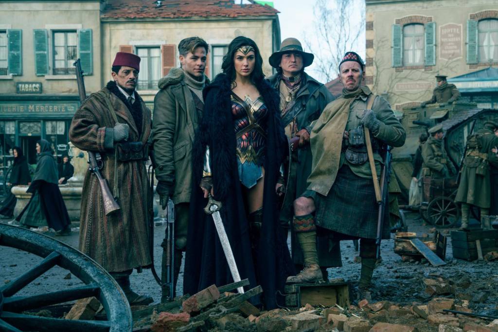 Ewen Bremner, Saïd Taghmaoui, Chris Pine, Gal Gadot, e Eugene Brave Rock em “Mulher-Maravilha”