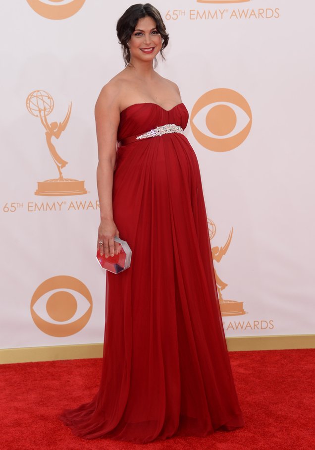 <strong>Morena Baccarin</strong> // Ela apostou em um<strong> Alexander McQueen</strong> vermelho, com detalhe embaixo do busto, para o Emmy 2013. Clássica e linda!