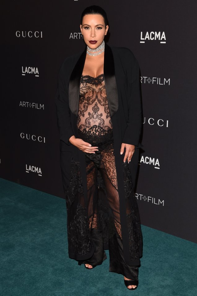 <strong>Kim Kardashian</strong> // É claro que a socialite não ia deixar de causar durante a gravidez de North. No LACMA, ela usou um<strong> Givenchy</strong> de renda ousado. no LACMA.