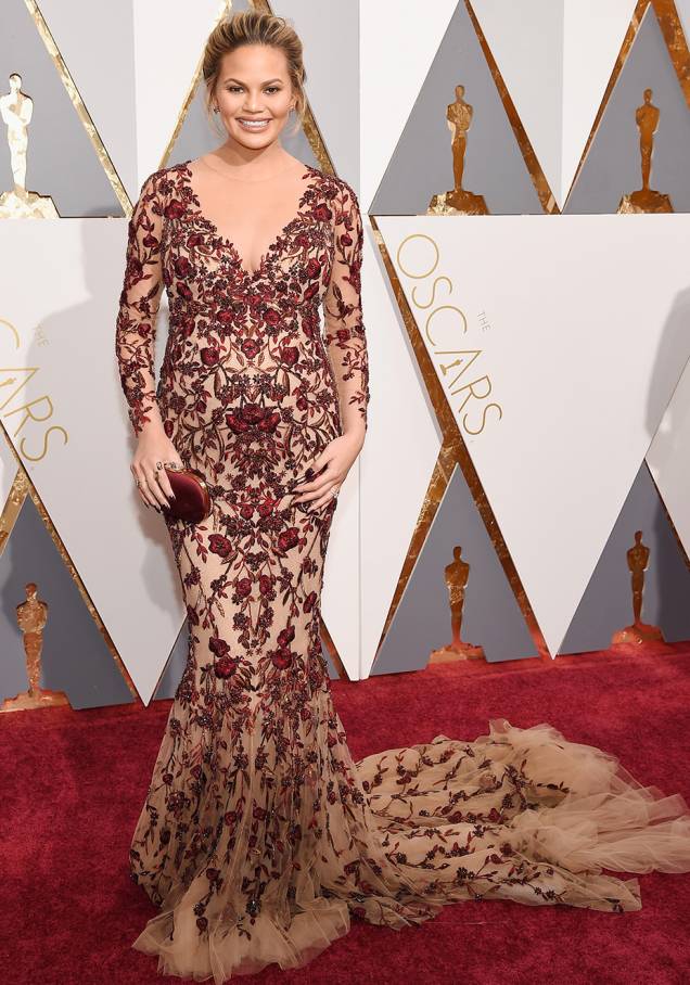 <strong>Chrissy Teigen</strong> // A top e esposa de John Legend não abre mão do visual sexy. No Oscar 2016, não foi diferente. Ela apostou em um modelo da<strong> Marchesa</strong> com forro nude e ricos bordados. <strong>Chrissy Teigen</strong> // A top e esposa de John Legend não abre mão do visual sexy. No Oscar 2016, não foi diferente. Ela apostou em um modelo da<strong> Marchesa</strong> com forro nude e ricos bordados.