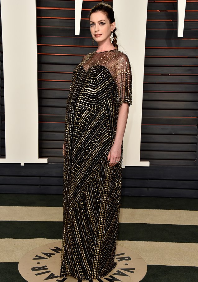 <strong>Anne Hathaway </strong>// A atriz pode não ter cruzado o tapete vermelho do Oscar, mas surgiu deslumbrante na festa promovida pela <em>Vanity Fair</em> após a premiação. O vestido soltinho e completamente bordado é da grife <strong>Naeem Khan</strong>.