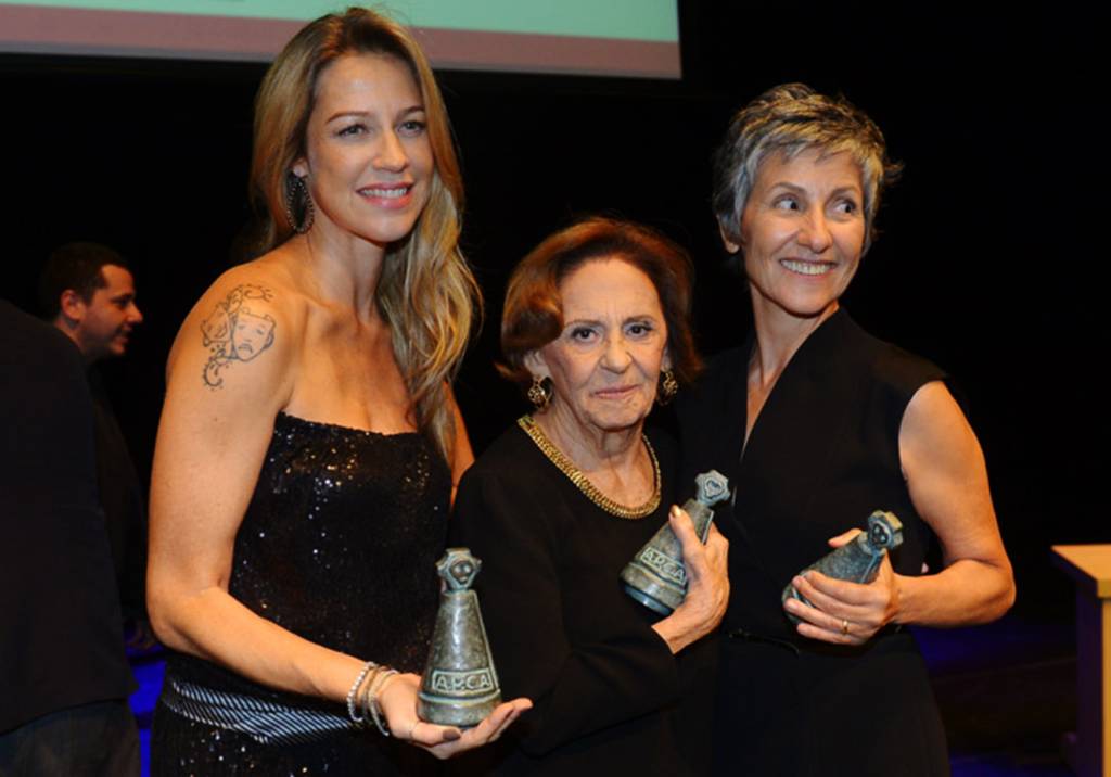 Famosas são premiadas pela Associação Paulista dos Críticos de Arte