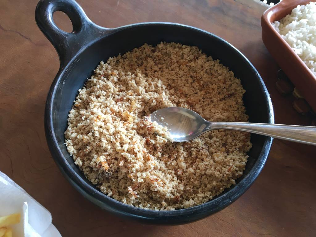 Farofa vegana com “bacon” e “ovos”