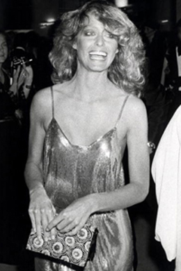 As icônicas madeixas de Farrah Fawcett não podiam deixar de ser um de nossos destaques: as ondas largas e volumosas foram combinadas com olhos com sobra cinza esfumada.