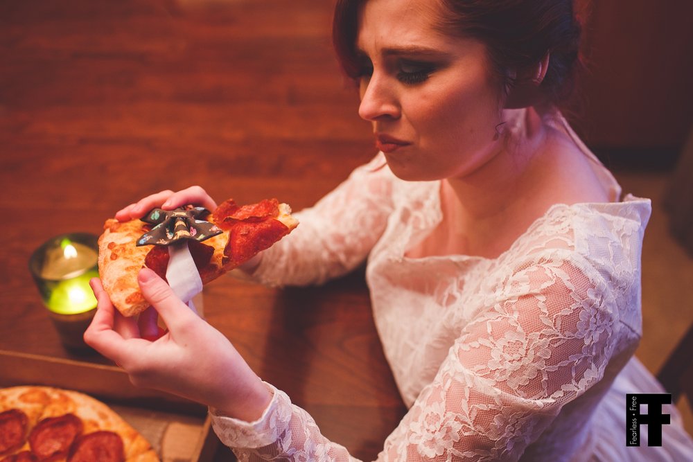 fearlessfreeseniors-columbus-ohio-senior-photographer-pizza-bride-girl-marries-pizza-eating-her-groom