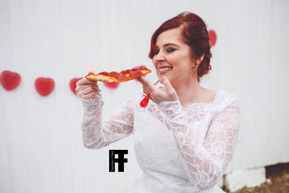 fearlessfreeseniors-columbus-ohio-senior-photographer-pizza-bride-girl-marries-pizza-eats-pizza